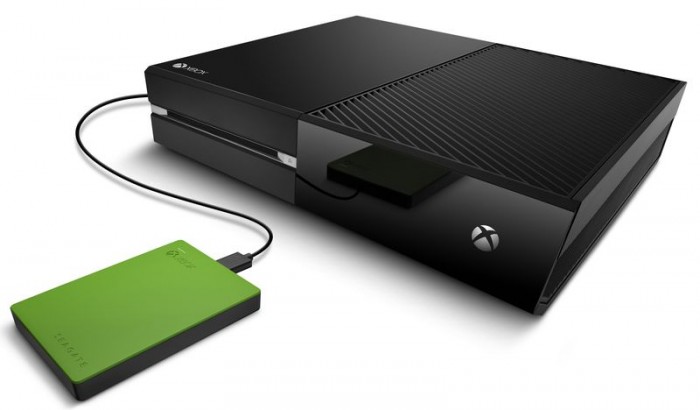 Le nouveau disque dur de Seagate à côté de la Xbox One