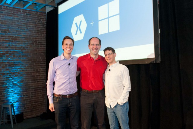 De gauche à droite: Nat Friedman, CEO et co-fondateur de Xamarin; Scott Guthrie, vice-président du Groupe Microsoft Cloud & Entreprise;  Miguel de Icaza, CTO et co-fondateur de Xamarin.