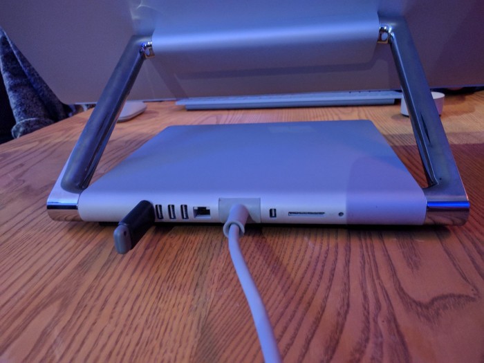 Tous les ports sont regroupés à l'arrière du Surface Studio
