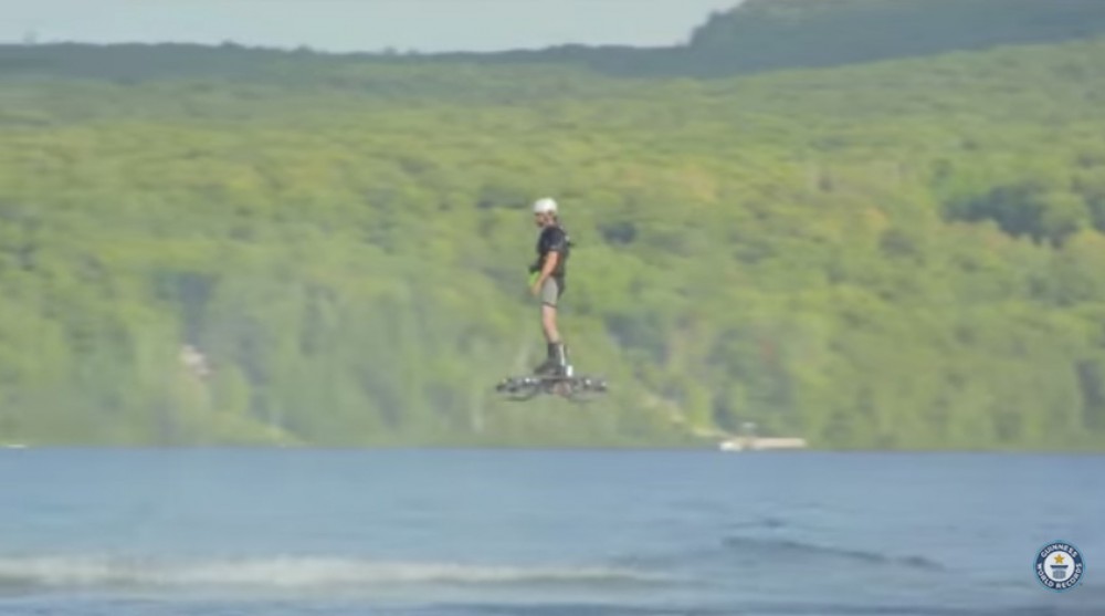 Un homme bat le record du monde de hoverboard en montant sur un drone