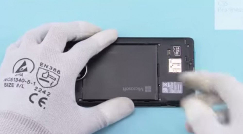Vidéo: le démontage du Lumia 950 XL montre son refroidissement liquide