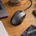 Souris avec fil pour ordinateur sur bureau, câble USB visible